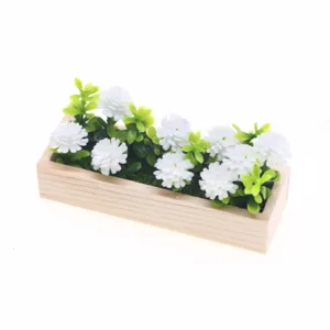 Détail de parterre de fleurs rectangulaire en bois pour maison de poupée, idéal mini jardin.