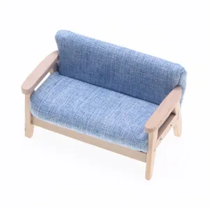 Miniatur Holzesdoppelsofa Detailaufnahme, blauer Stoffbezug für Puppenhaus Szenen Requisite.