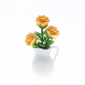 Vue en detail de plante en pot de roses jaunes miniatures pour decor de maison de poupee