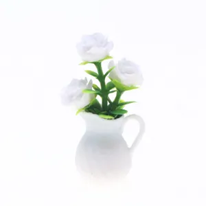 Plante en pot de rose blanche miniature pour maison de poupée, décor de micro paysage.