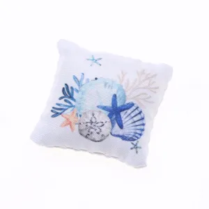 Miniature maison de poupée thème plage océan coussin décoratif pour canapé de poupée miniature.
