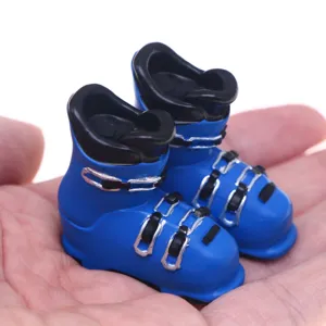 Modelo de botas de esquí en miniatura para casa de muñecas, zapatos de invierno.