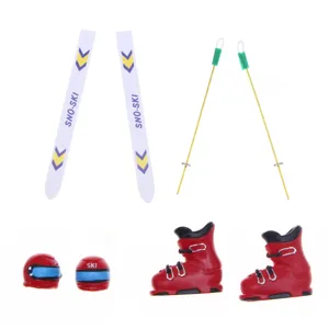 Conjunto de accesorios de esquí de invierno en miniatura para casa de muñecas con esquís y botas.