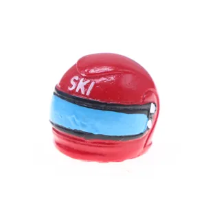 Modelo de casco de esquí en miniatura para casa de muñecas, accesorio de deporte de invierno.