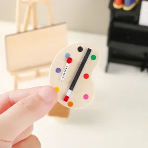 Palette de peinture miniature en bois pour maison de poupée et pinceau, détail fin et soigné.