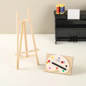 Modèle miniature chevalet palette en bois, détail déco scène galerie d'art maison poupée.