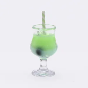 Vista dettagliata del modello di bevanda cocktail verde in miniatura per casa bambole.