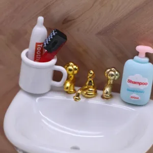 Ensemble d'évier de salle de bain miniature pour maison de poupée, modèle shampoing brosse.