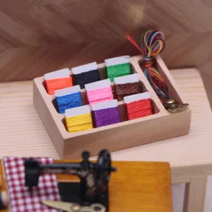 Miniatuur naaikist set voor poppenhuis met kleurrijke garen en accessoires voor BJD.