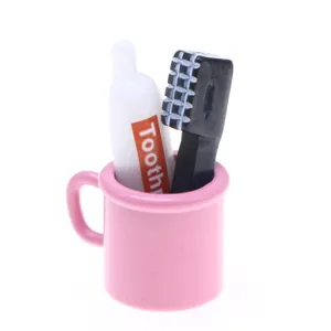 Modèle miniature de brosse à dents et tasse de maison de poupée pour décor de salle de bain.