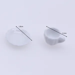 Miniatura taza de cafe y plato de ceramica blanca casa de munecas detalle vista 1.8cm