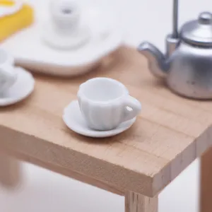 Miniatura casa de muñecas juego de taza de té de cerámica y tetera de metal para escena.