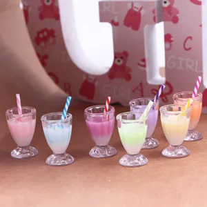Vue détaillée de tasses miniatures pour maison de poupées, modèles de thé au lait colorés décor.