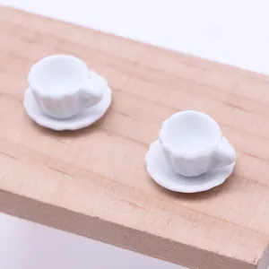 Set de taza y platillo de café de cerámica blanca miniatura para decoración de casa de muñecas.