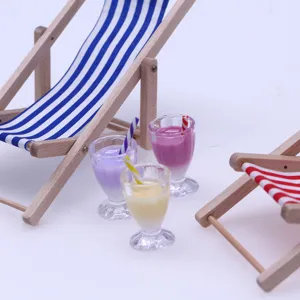 Miniatures de chaise de plage et tasses de boisson en resine pour decoration de maison de poupee.