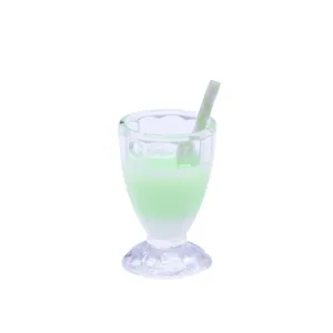 Détail de tasse de boisson pour maison de poupée miniature, gobelet transparent avec paille.
