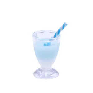 Miniature maison de poupée tasse de boisson détail, paille rayée bleue jouet modèle.
