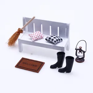 Miniatur Holzbank Puppenhaus Moebel Set mit Kissen, Fussmatte und Requisiten Detail.