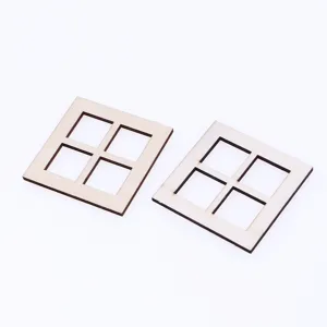 Dettaglio di una finestra in legno a quattro griglie per casa delle bambole e lavori artigianali.