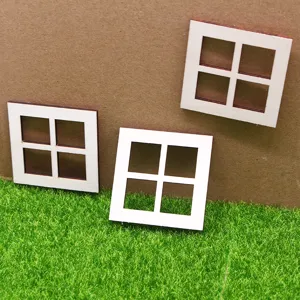 Dettaglio cornice finestra in legno per casa delle bambole, accessorio in miniatura.
