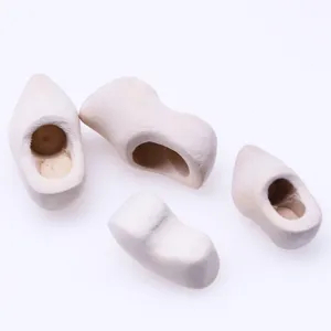 Dettaglio zoccoli di legno miniatura, accessori modello non verniciati per casa delle bambole.