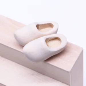 Miniatura zoccoli in legno modello accessori casa delle bambole scarpe di legno per decorare.
