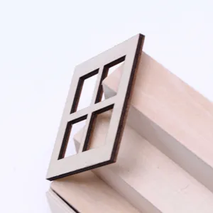 Primo piano di cornice per finestra in legno in miniatura a quattro griglie per casa bambole.