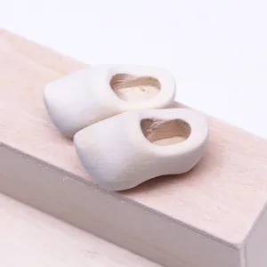 Zoccoli di legno in miniatura accessori per casa delle bambole micro scena portachiavi.