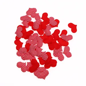 Detalles de primeros planos de parches de tela de corazones rojos y cuadros para bodas DIY.