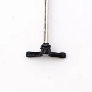 Accessorio microfono in miniatura per casa delle bambole 1:12, dettaglio asta e base nera.