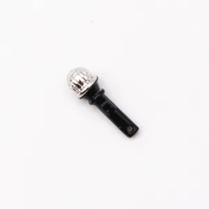 Vista dettagliata del microfono in miniatura per accessori fotografici di casa.