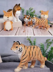 Detaillierte Nahaufnahme der handgeschnitzten Holz-Tigerfigur mit feiner Textur und Kunst.