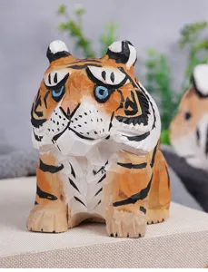 Detailaufnahme der handgefertigten Holzschnitzerei Tiger Figur, ideal für Auto oder Büro.