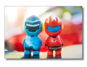 Gros plan des détails de la figurine de super-héros en bois sculpté, mignon déco.