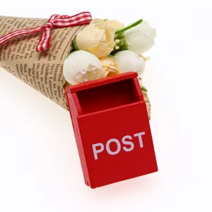 1:12 poupée miniature boîte aux lettres rouge avec mini bouquet de fleurs pour décor de micro scène.