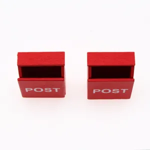 Détail boîte aux lettres miniature bois rouge pour maison de poupée échelle 1:12.