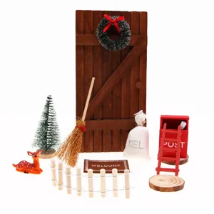 Détail de décoration de scène de Noël pour maison de poupée, petite porte en bois.
