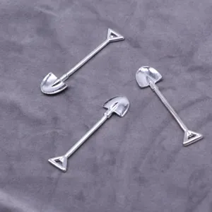 Gedetailleerde close-up van miniatuur zilveren metalen schepbedels voor creatieve knutselprojecten.