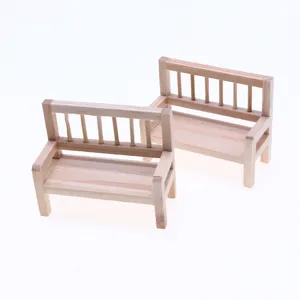 Miniatur Holzbank Detailansicht, ideal fuer Puppenhaus Dekoration und Mikrolandschaft Zubehoer.
