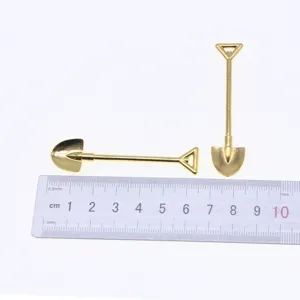 Gedetailleerd overzicht van miniatuur metalen schop, gouden legering DIY accessoire voor RC.