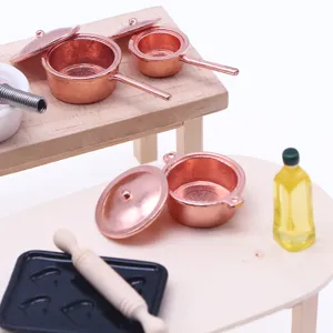 Ensemble d'accessoires de cuisine miniatures pour maison de poupée, casseroles et outils.