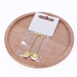 Mini gouden metaal shovel decoratief speelgoed hanger DIY legering sieraden accessoires.