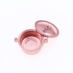 Détail de mini casserole en métal, accessoire de cuisine de maison de poupée miniature.