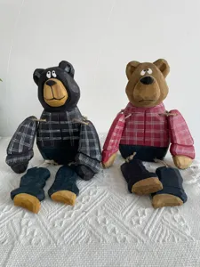Ensemble de figurines d'ours en bois sculpté avec chemise à carreaux mignonne.