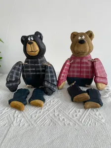 Gros plan detaille de figurines d'ours en bois faites a la main avec chemises a carreaux.