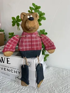 Figurine d'ours en bois sculpté, mignon jouet à jambes suspendues et chemise à carreaux.