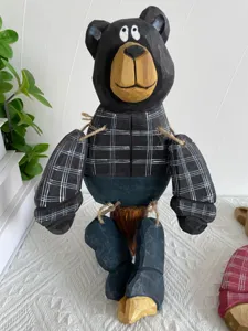 Vue de detail de la figurine d'ours en bois, ornement d'animal en bois avec chemise carreau.