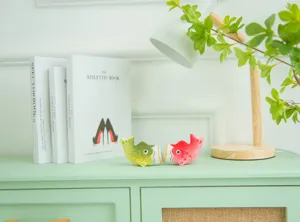 Figurine de carpe koï en bois sculptée à la main, décoration de table moderne et minimaliste.