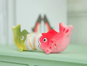 Détail d'ornement de poisson carpe koï en bois, décoration de bureau artisanale.