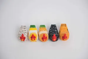 Ensemble de figurines de poulet en bois, jolie décoration de bureau artisanale.